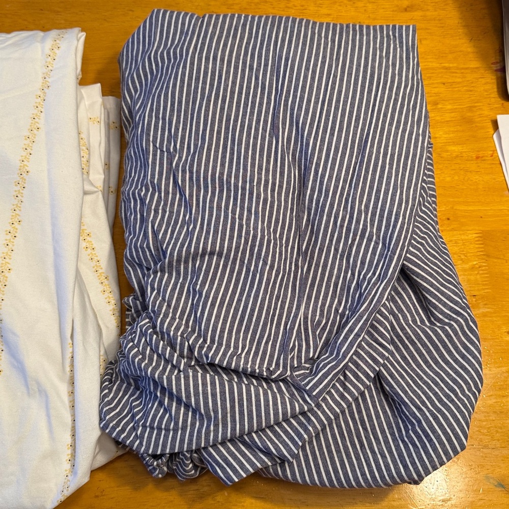 GAP Twin fitted and Flat Sheets. NO pillow cases. - Picture 3 of 8